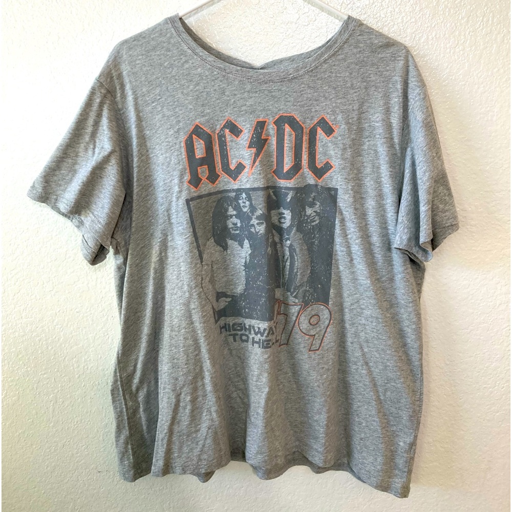 AC⚡️DC T-shirt NWT! Women’s size XL